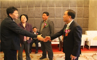 國(guó)家發(fā)展改革委資源節(jié)約與環(huán)境保護(hù)司牛波處長(zhǎng)（和劉總握手）、全國(guó)墻材革新工作委員會(huì)會(huì)長(zhǎng)滕軍力（女士）