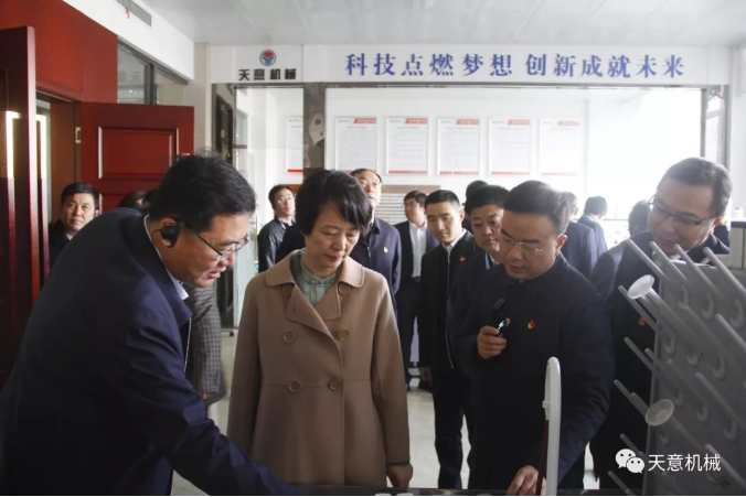 濟(jì)寧市委常委、組織部部長(zhǎng)孔凡萍帶領(lǐng)全市“兩新”組織黨建工作現(xiàn)場(chǎng)觀摩團(tuán)蒞臨天意機(jī)械調(diào)研指導(dǎo)